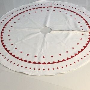 Wondershop Red and White Tree Skirt.  #621